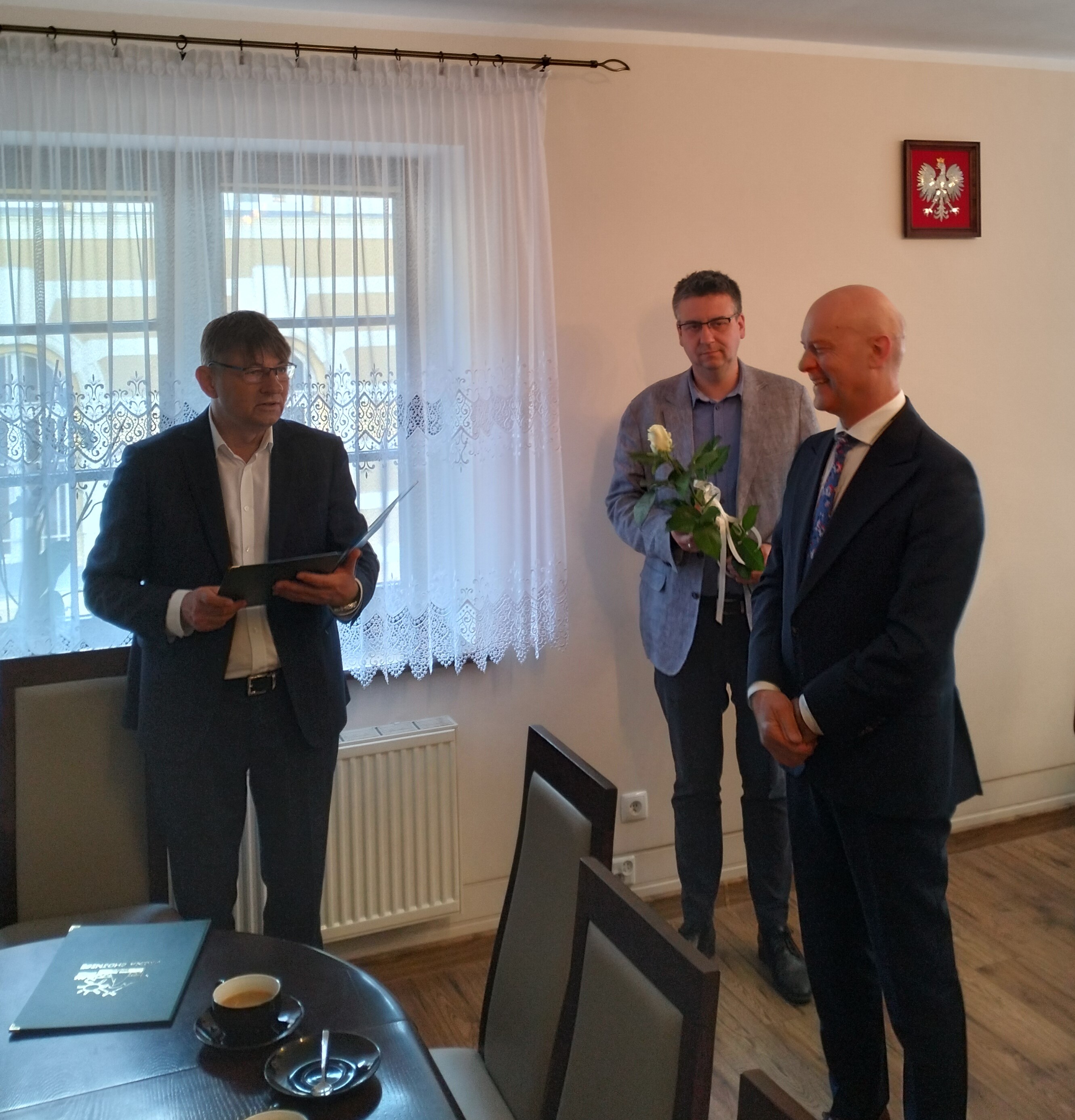 3) gratulację dla pana Leszka Redzimskiego dyrektora Szkoły Podstawowej w Lichnowach