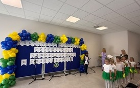 6 rozpoczęcie części artystycznej  przez przedszkolak&oacute;w w budynu przedszkola.jpeg