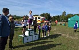 4 Młodsza grupa uczestnik&oacute;w na podium