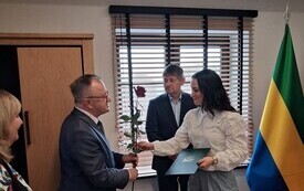 Przewodniczący Rady Gminy składa gratulacje nauczycielowi Szkoły Podstawowej w Ostrowitem