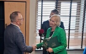 Przewodniczący Rady Gminy składa gratulacje nauuczycielce