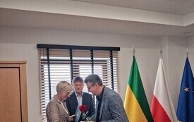 Składanie gratulacji wicedyrektorowi Szkoły Podstawowej w Nowej Cerkwi przez Zastępcę W&oacute;jta