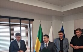 Dyrektor Szkoły Podstawowej w Swornegaciach z wręczonym dyplomem z W&oacute;jtem Gminy Chojnice i władzami samiorządu