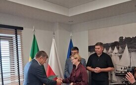 Wręczenie dyplomu dyrektorowi Zespołu Szkolno - Przedszkolnego w Charzykowach przez W&oacute;jta Gminy