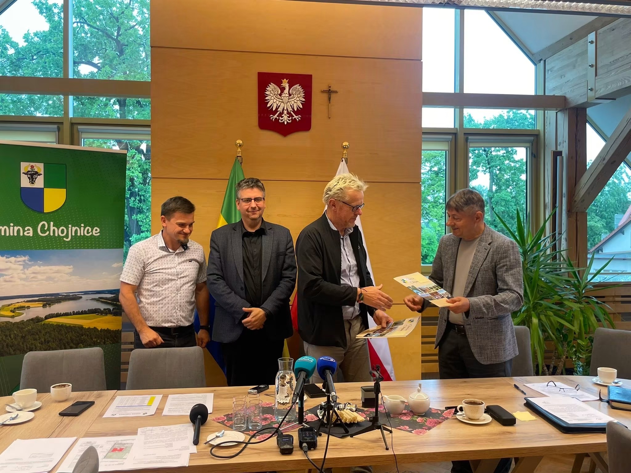 Od lewej: sołtys Chojniczek Pan Tomasz Sujak, zastępca w&oacute;jta Pan Janusz Szczepański, prezes firmy TAS-POL Sp. o.o. Pan Tadeusz Socha i&nbsp;w&oacute;jt Zbigniew Szczepański
