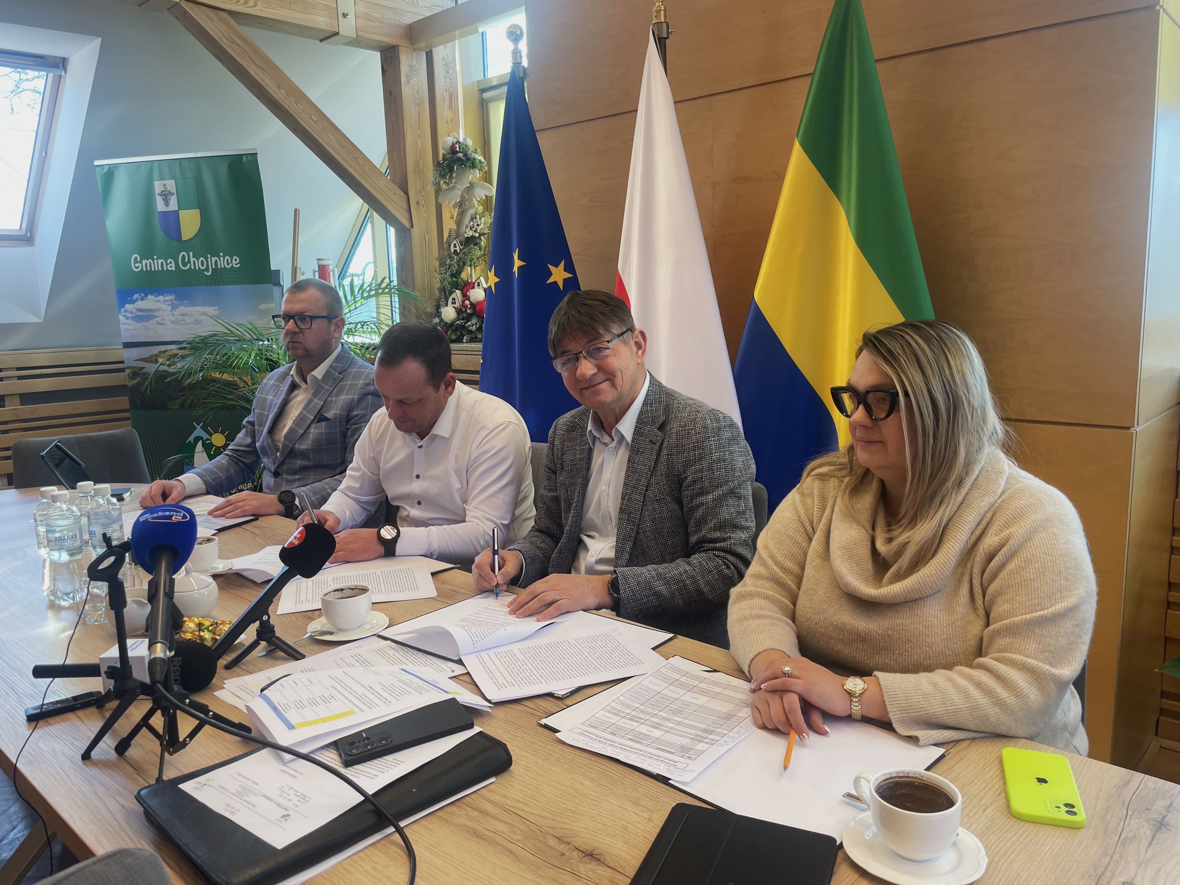 Od lewej: Dyrektor Wydziału Inwestycyjno-Komunalnego Sebastian Kwiatkowski, Wykonawca zadania Dariusz Sala, W&oacute;jt Zbigniew Szczepański i&nbsp;dyrektor Wydziału Rolnictwa i&nbsp;Środowiska Anna Michalak