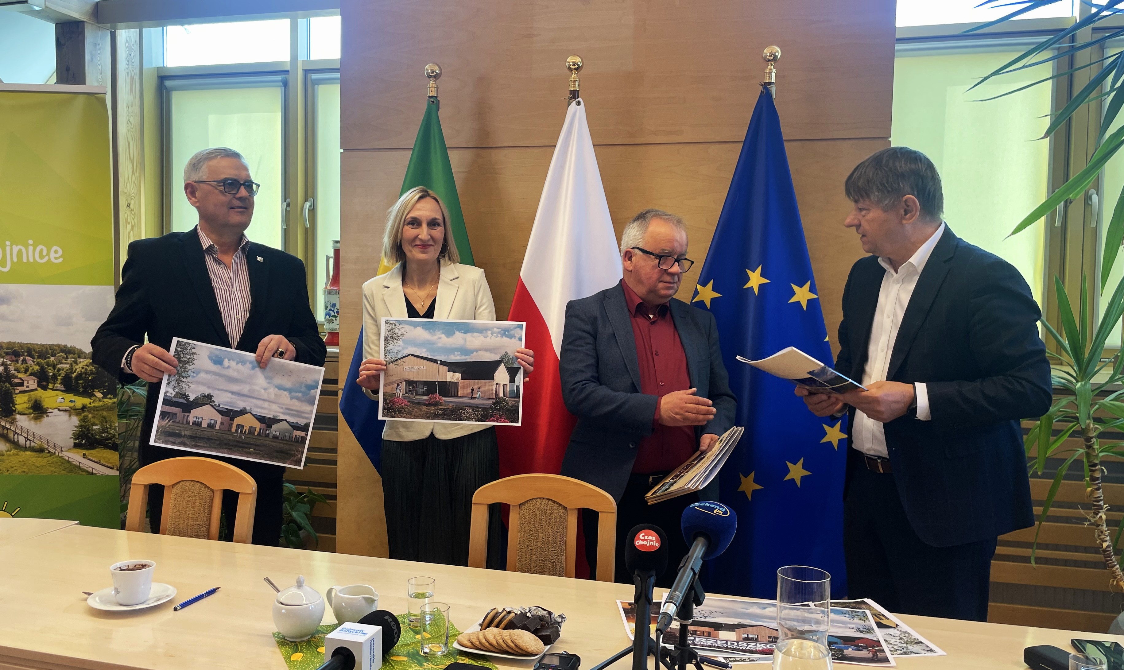 Umowa podpisana. Od lewej: sołtys Charzyków Jędrzej Ilkowski, wicedyrektor SP w Charzykowach Sylwia Kiedrowska, wykonawca zadania Andrzej Byszewski i wójt Zbigniew Szczepański