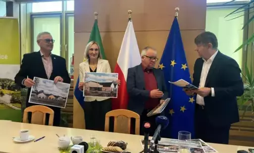 Umowa podpisana. Od lewej: sołtys m. Charzykowy Jędrzej Ilkowski, wicedyrektor SP w Charzykowach Sylwia Kiedrowska, wykonawca zadania Andrzej Byszewski i wójt Zbigniew Szczepański