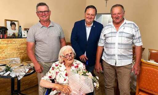 Zdjęcie do 102 urodziny najstarszej Mieszkanki Gminy Chojnice