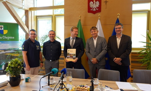 Podpisanie umowy z przedstawicielem firmy SoftBlue S.A. Panem Mateuszem Kozłowskim
