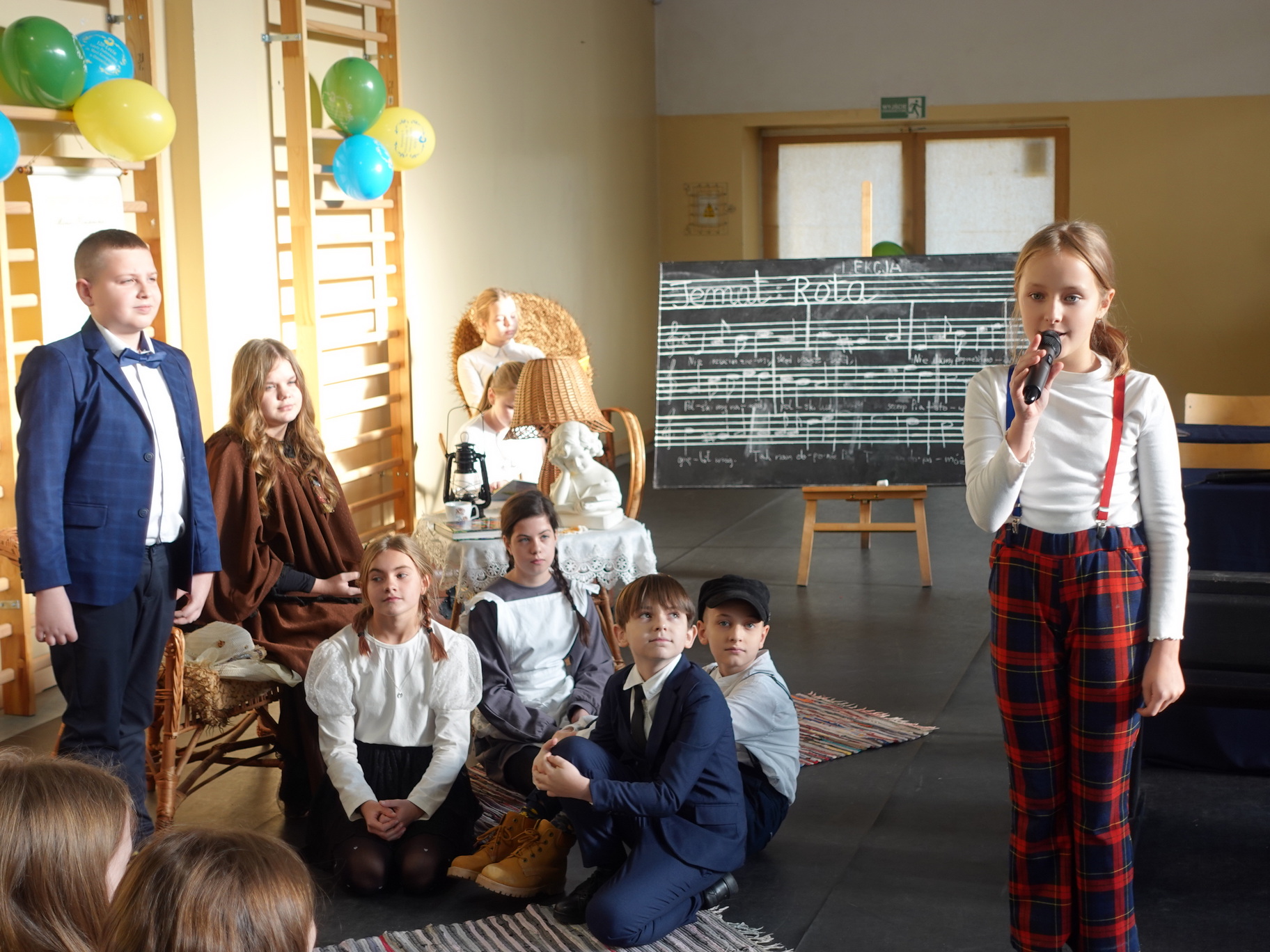 Przedstawienia i śpiewy wykonane przez uczniów szkoły.
