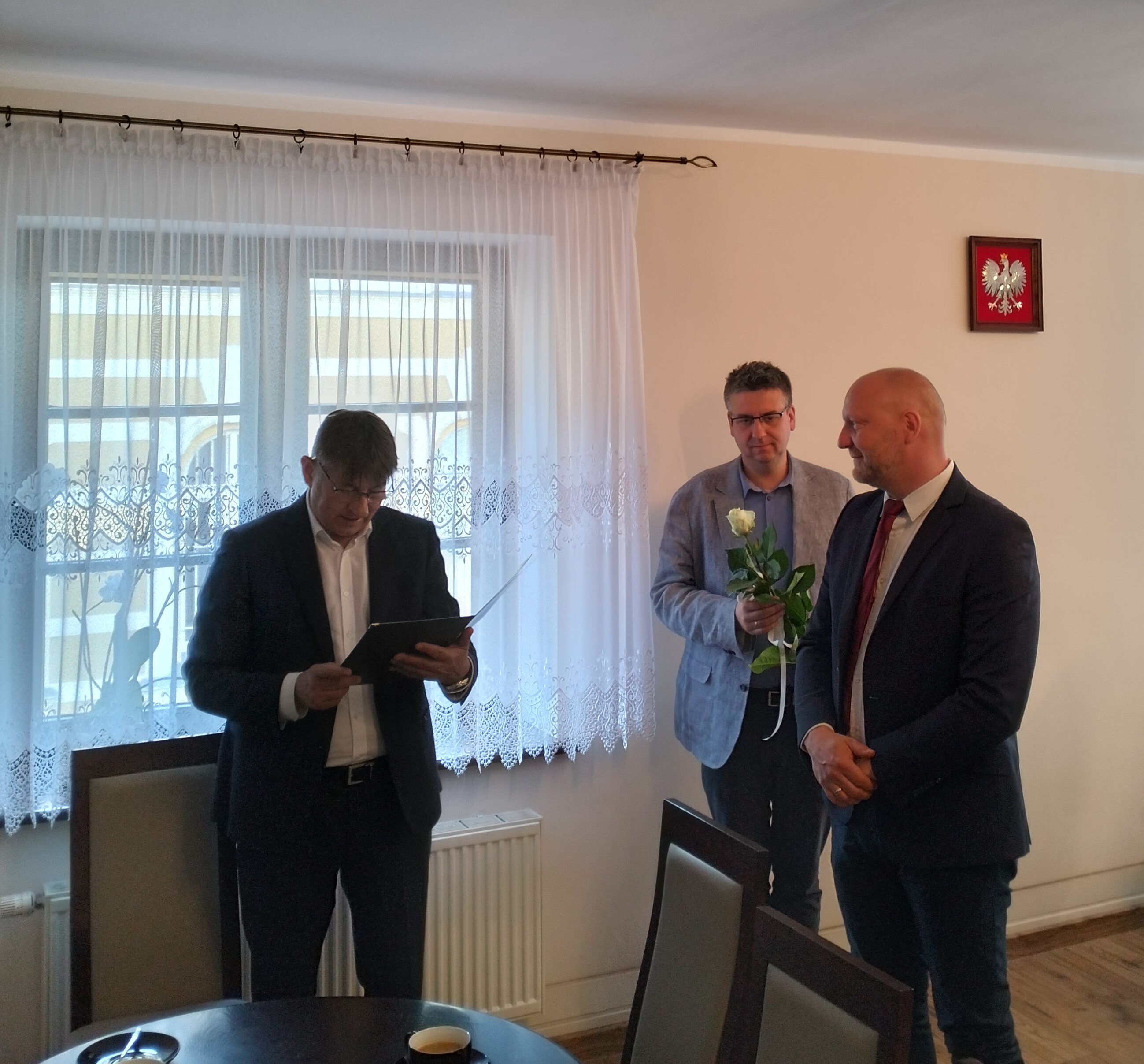 4) gratulację dla pana Artura Jaster dyrektora Szkoły Podstawowej im.  Polskich Kawalerów Maltańskich w Ogorzelinach