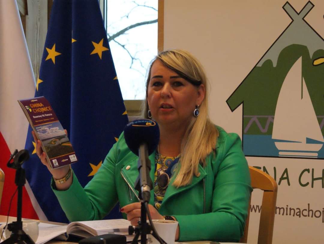 Zdjęcie przedstawia Sekretarz Gminy prezentującą mapę Gminy Chojnice