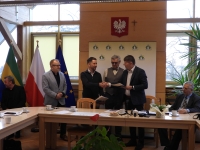 Umowa na drogę wewnętrzną – ul. Stokrotek w miejscowości Charzykowy podpisana.
