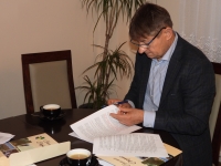 Podpisanie umów na budowę drogi wewnętrznej w Lichnowach i cyfryzację Urzędu Gminy w Chojnicach
